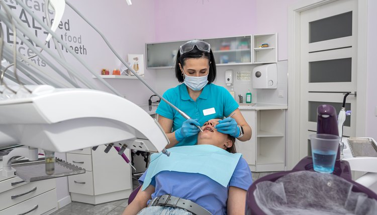 Mujer recibiendo atención dental en un consultorio.