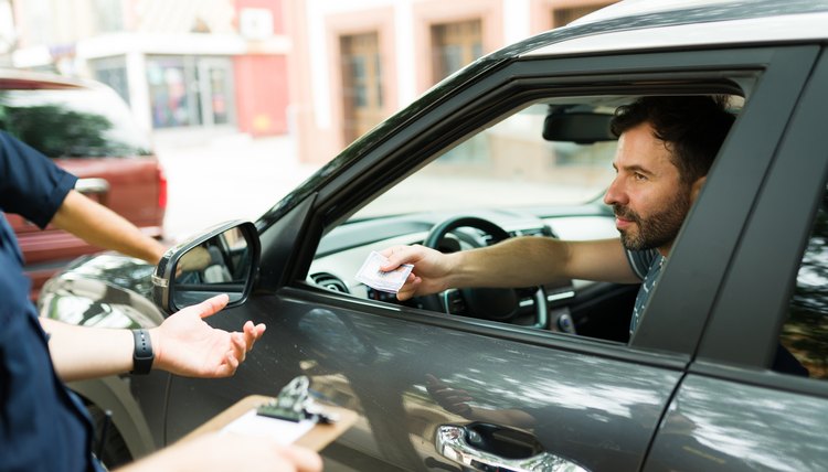 Hombre realiza una inspección para regularizar un automóvil.
