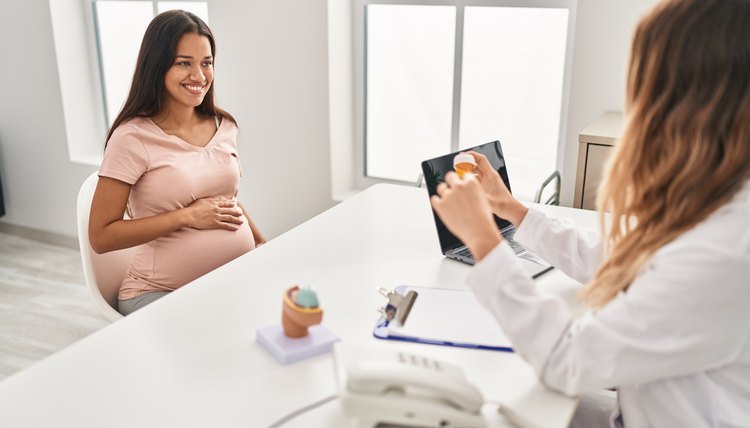 Paciente embarazada en cita médica en la clínica aprovecha sus beneficios Medi-cal.