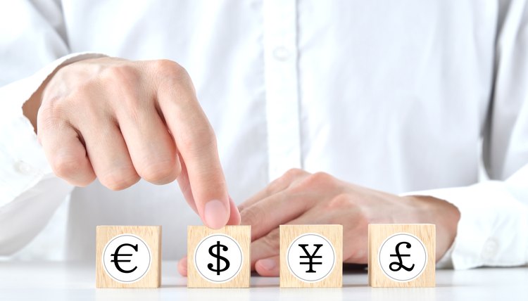 Hombre señala diferentes símbolos de monedas