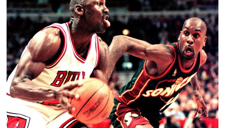 Michael Jordan of the Chicago Bulls (L) looks to m