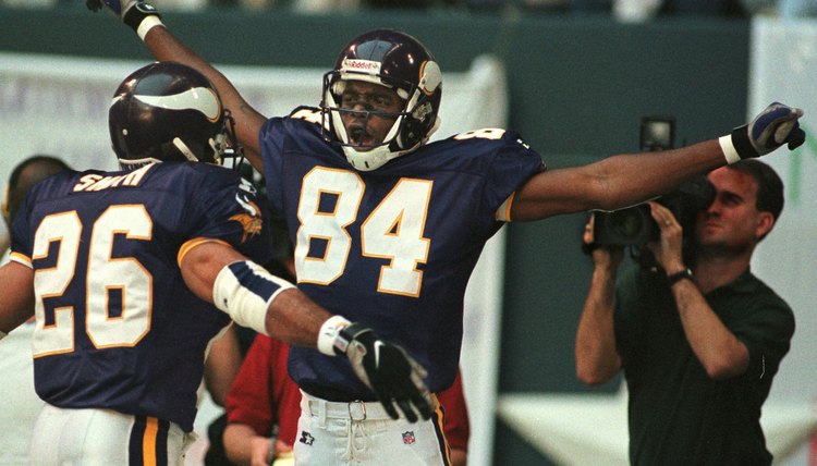 Minnesota Vikings receiver Randy Moss (C) celebrat