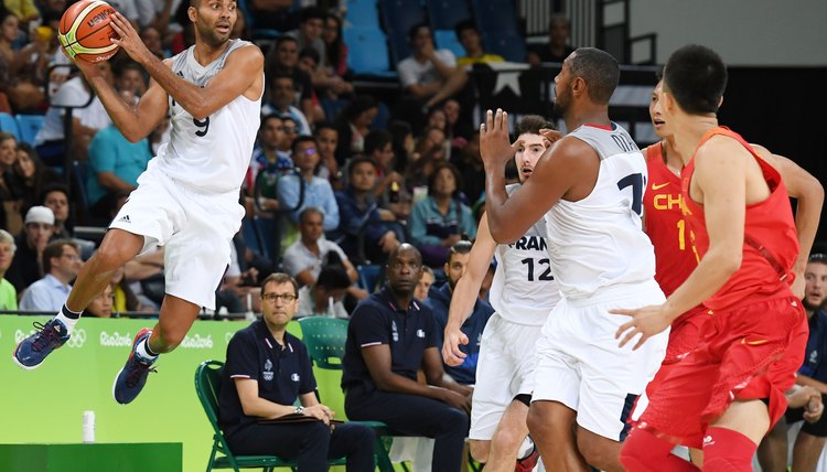 TOPSHOT-BASKETBALL-OLY-2016-RIO-FRA-CHN