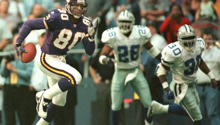 Cris Carter of the Minnesota Vikings (80) runs awa