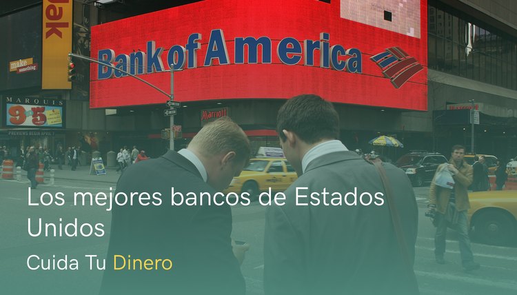 Dos hombres de pie frente a sucursal de Bank of America.