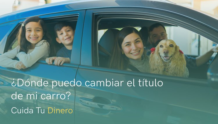 Familia con perro dentro de un auto azul.
