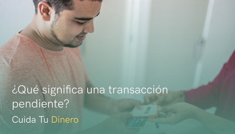 Joven hispano usa su tarjeta de débito para hacer una compra que se registra como transacción pendiente