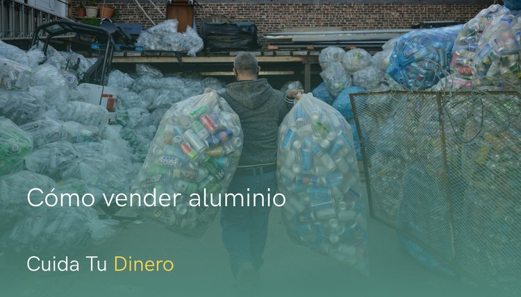 Una persona carga dos bolsas grandes llenas de latas para ser recicladas para vender aluminio.
