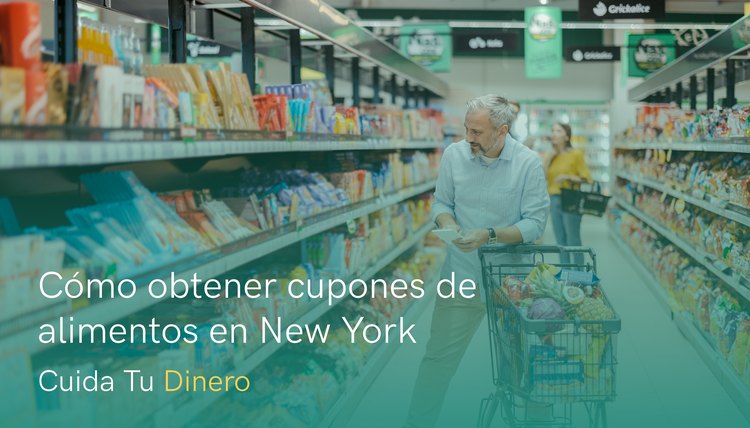 Hombre compra alimentos con la ayuda de los cupones de alimentos en New York.