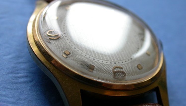 No matter which model you have, setting your Relic watch is easy.