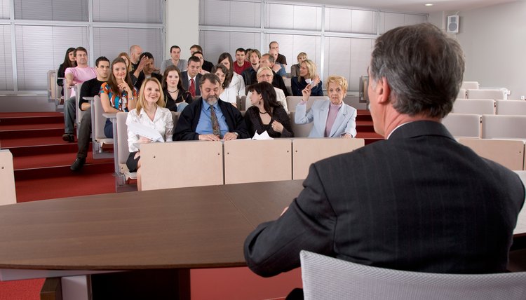 Business students are sitting in a seminar.