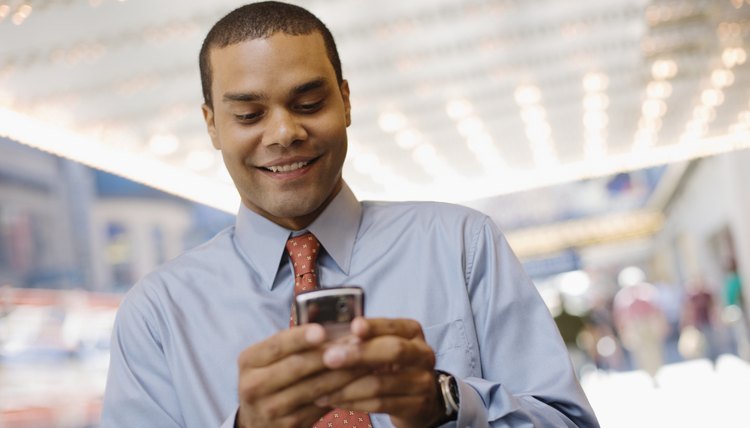 man texting his date