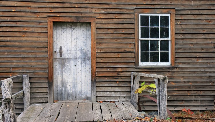 The earliest colonial settlements in Massachusetts were humble homes.