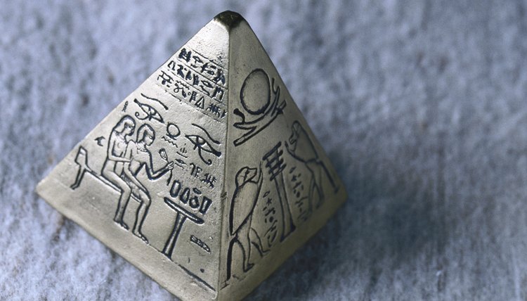 On the upper left face of this amulet, two udjats face one another.