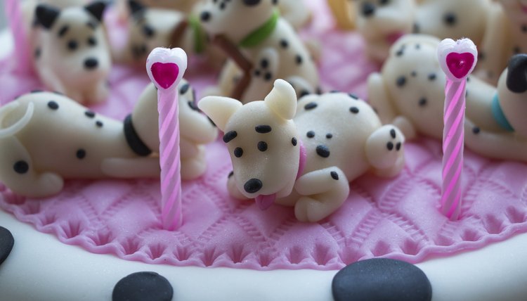 Decorate a cake with animals.