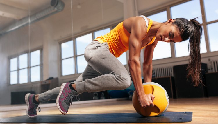 Woman doing intense core workout in gym