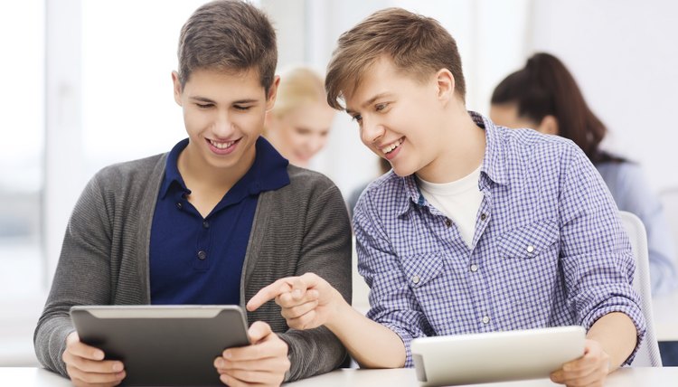 students looking to tablet pc in lecture at school