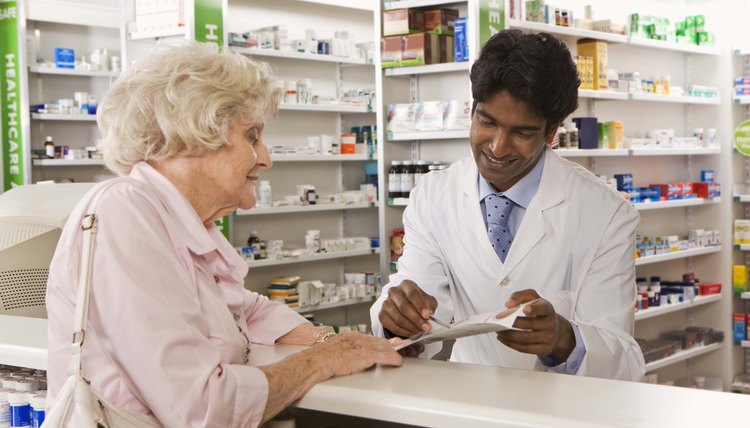 There are many colleges that offer pharmacy courses to help advance people into a new career.