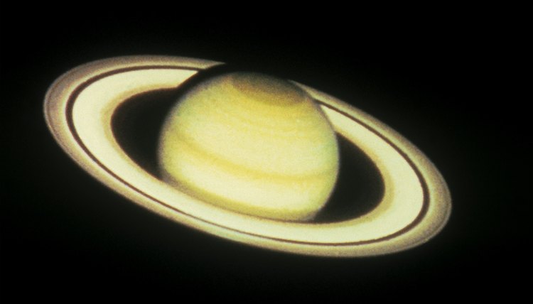What is the hottest temperature on Saturn?