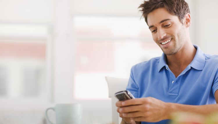 man texting his date