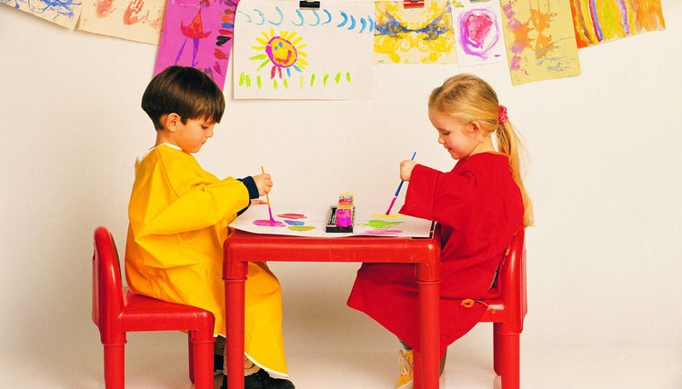 Your young artist can create turtle crafts.