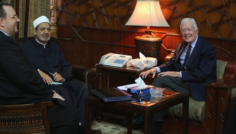 Former U.S. President Jimmy Carty meets with an Egyptian imam.
