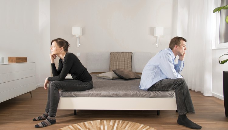 Junges Paar: Ehekrach im Schlafzimmer