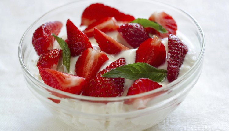 Cottage cheese with yogurt and strawberries