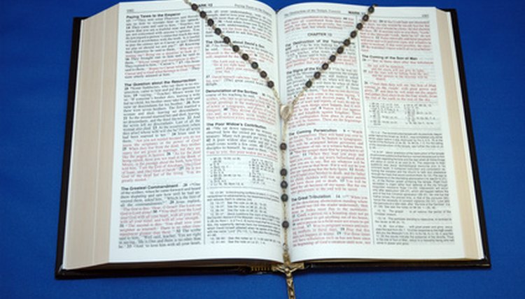 Find differences between Catholic Mass and Episcopalean services.