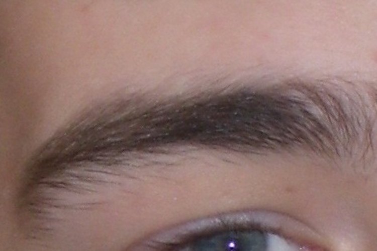 Las cejas caídas pueden aparecer cuando los músculos faciales pierden su tono y elasticidad.