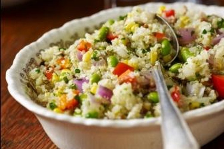 Guárdalo en un recipiente: Una ensalada de quinua está llena de un montón de cosas buenas, y muy pocas malas.