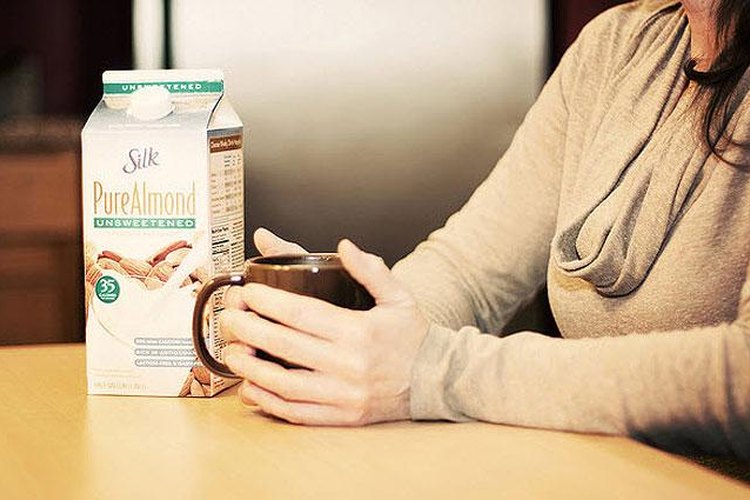 Cambia a productos no lácteos, como la leche de almendras.