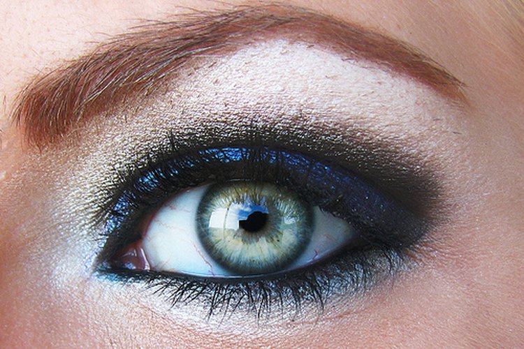 Los tatuajes de cejas crean la ilusión óptica de cejas gruesas y llenas.