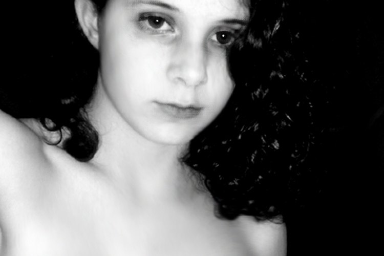 El contraste realza el rostro.
