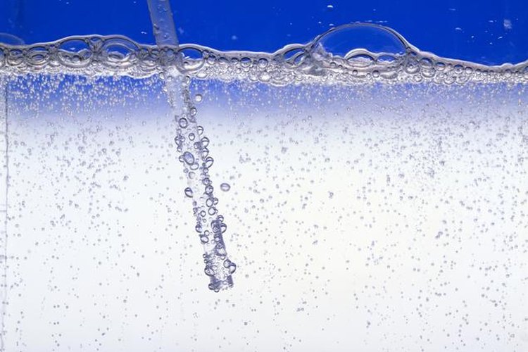 Hay muchas afirmaciones anecdóticas y rumores de que beber agua tónica, que contiene quinina, puede ayudar a aliviar los síntomas de la artritis.