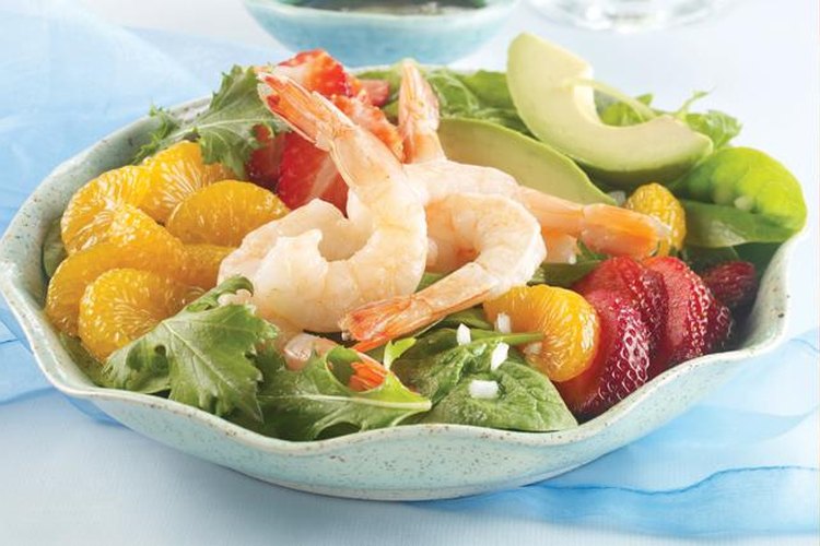 Ensalada de fruta brillante y tiernos camarones.