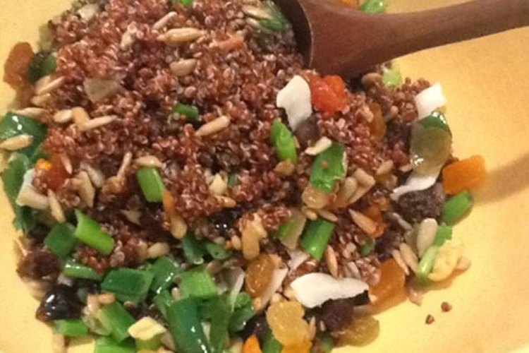 Ensalada de quinoa roja con aguacate.