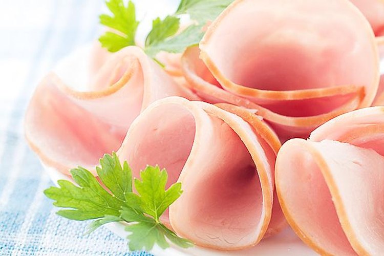 Prepara rollos de fetas de pavo como un simple aperitivo.