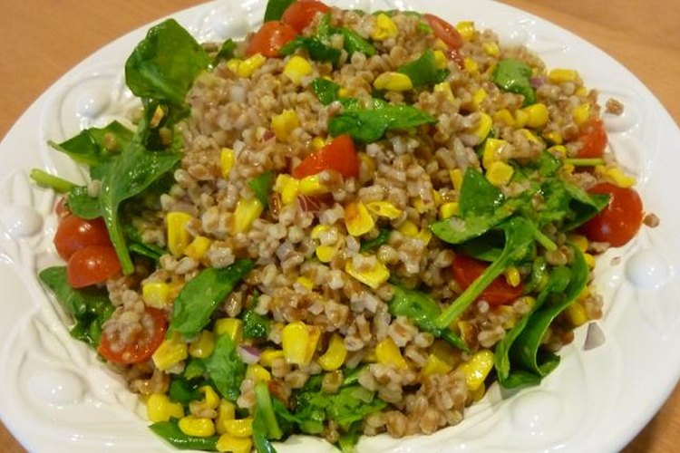 Esta ensalada va bien con carnes y mariscos.