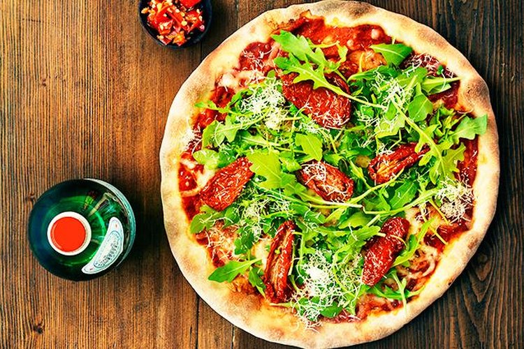 Puedes agregar salsa de tomate a una pizza de vegetales.