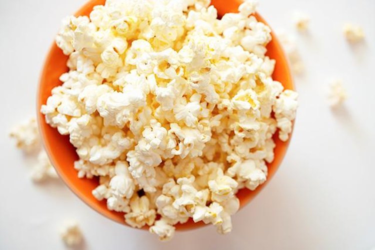 Por lo tanto, la próxima vez que estés buscando algo crujiente, sigue adelante y toma un poco de palomitas de maíz con una pizca de sal.