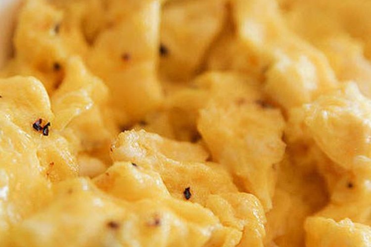 Huevos revueltos con proteínas.
