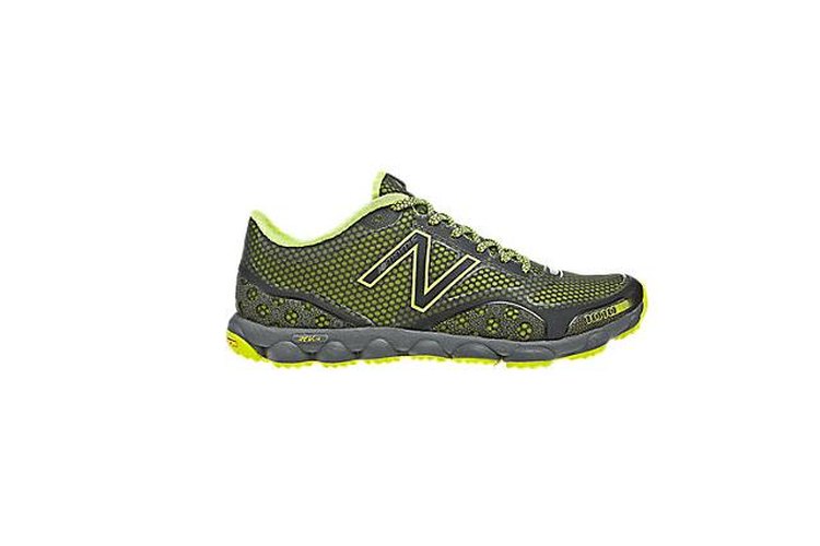 Zapatos deportivos minimalistas.