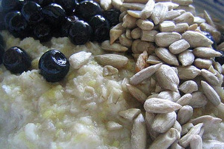 Una deliciosa harina de avena con polvo de proteínas y arándanos.