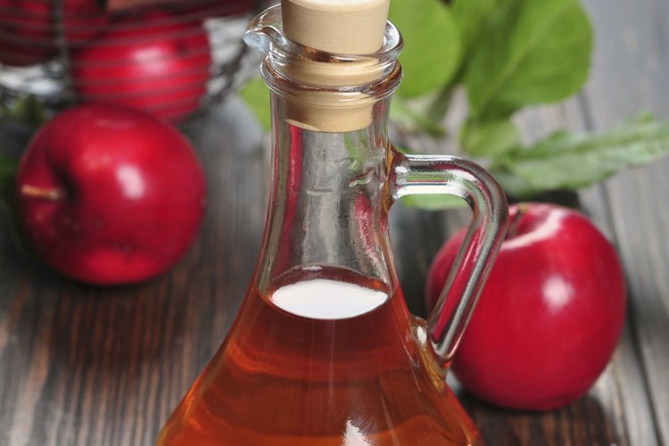 Comienza con una cucharadita de vinagre de manzana cada día para obtener los mejores resultados al tratar úlceras estomacales.