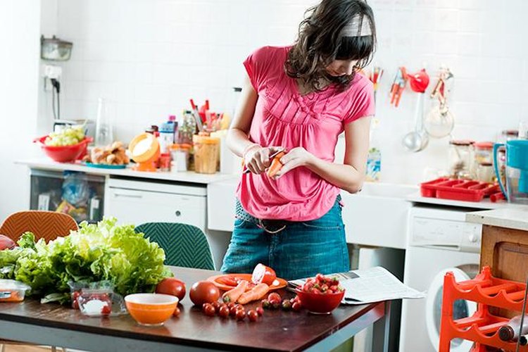 Una mujer comprando verduras orgánicas.