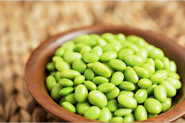 Agrega tus frutos secos salados preferidos al edamame.