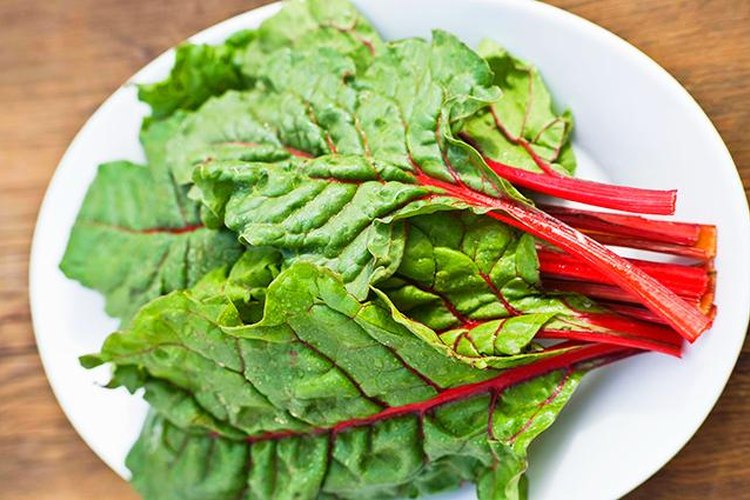 Las hojas de remolacha ofrecen muchos beneficios para la salud.
