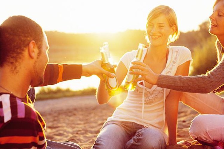 Amigos compartiendo una cerveza.