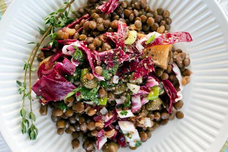 Esta ensalada satisface y proporciona una gran cantidad de nutrientes esenciales.